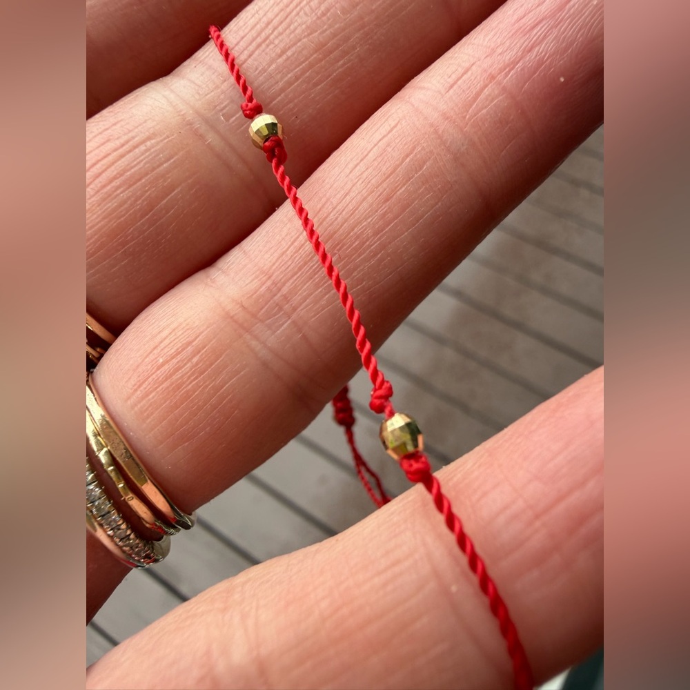 Red string bracelet - Picture 3 of 3